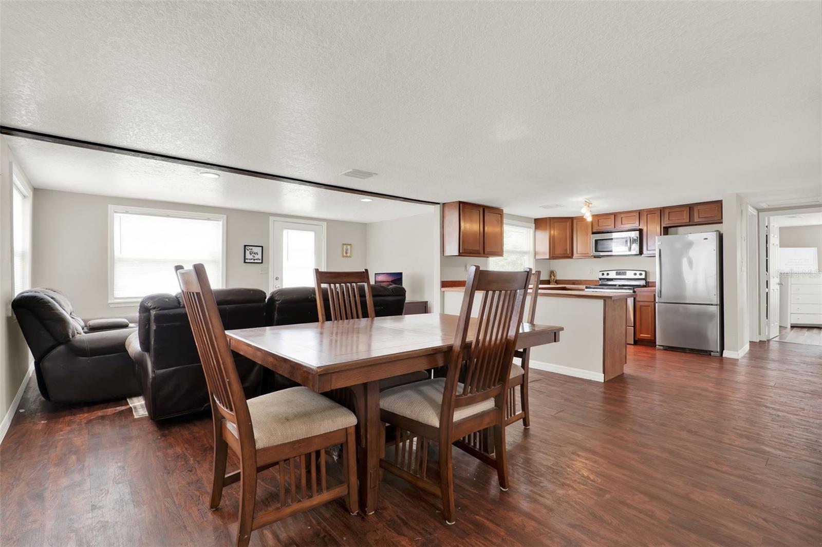 Listing photo 3 for 30137 Orange Ave