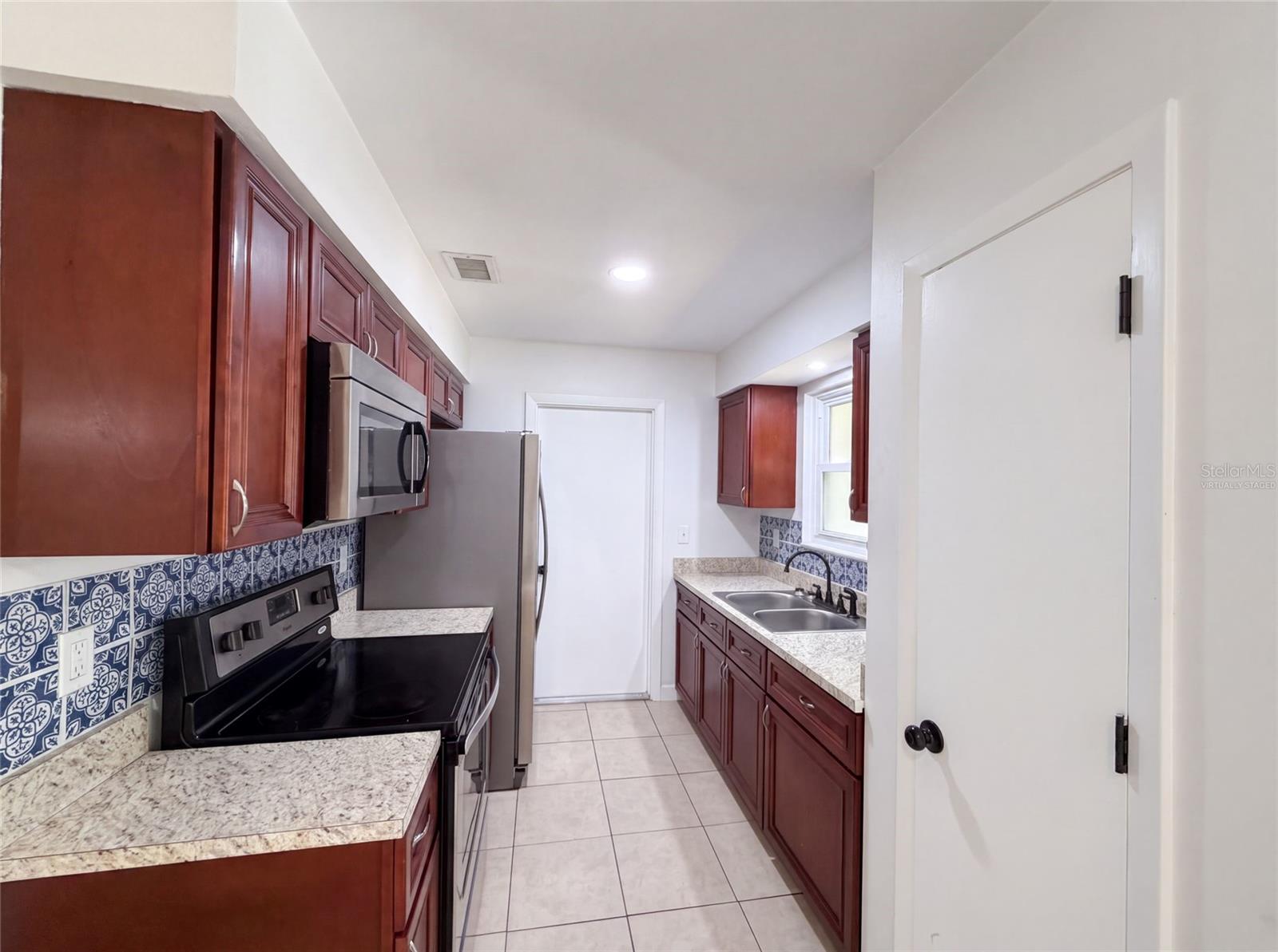 Listing photo 2 for 7233 Thomas Jefferson Cir W