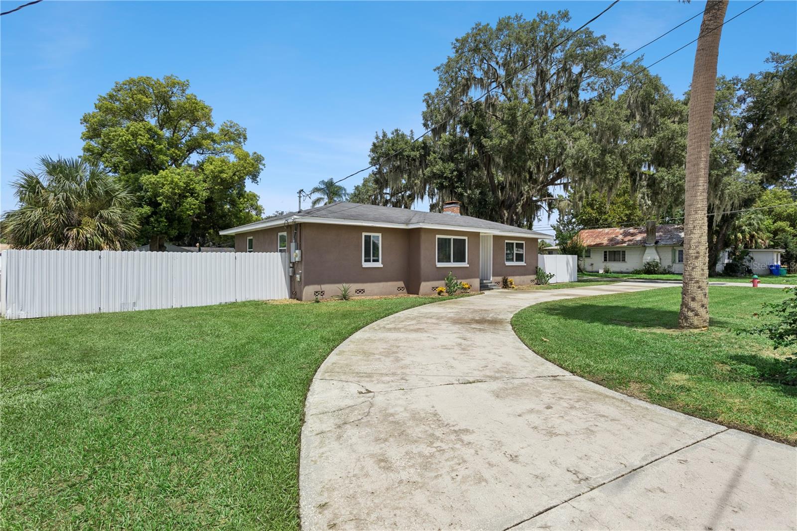 Listing photo 2 for 723 N Rockingham Ave