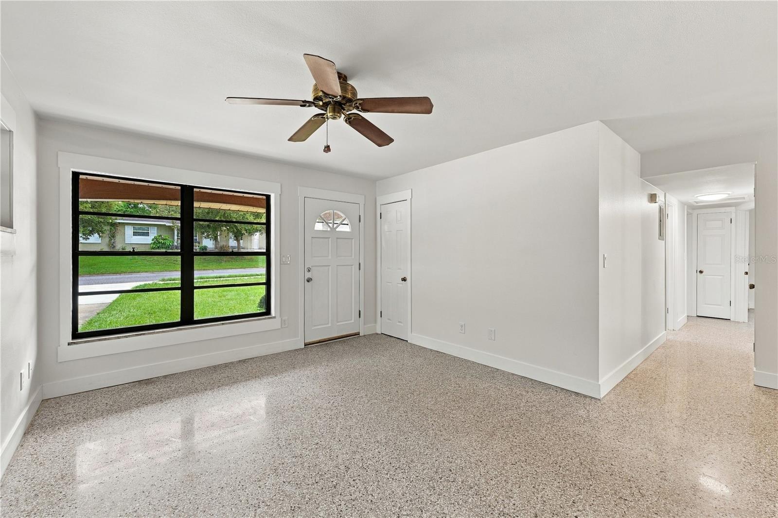 Listing photo 3 for 107 Oak St