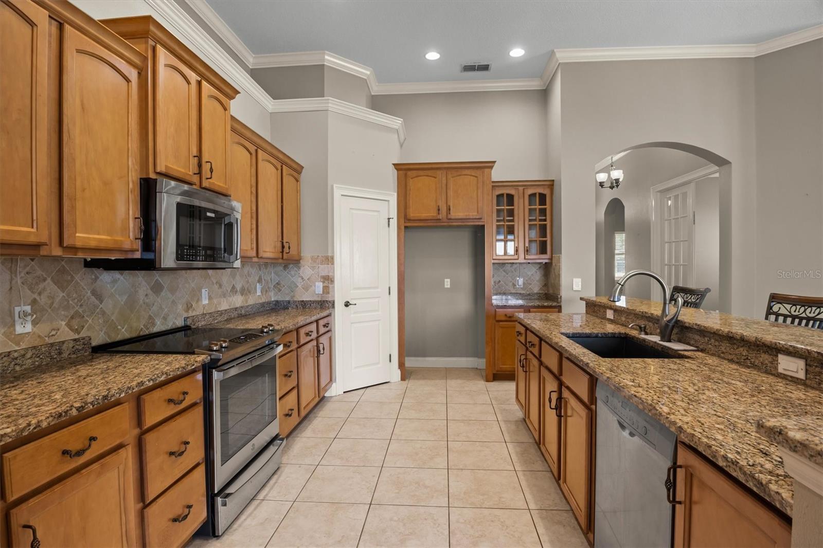 Listing photo 2 for 8281 Lake James Dr