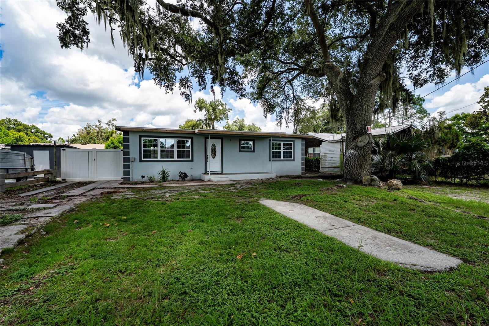 Listing photo 3 for 2030 Milton St