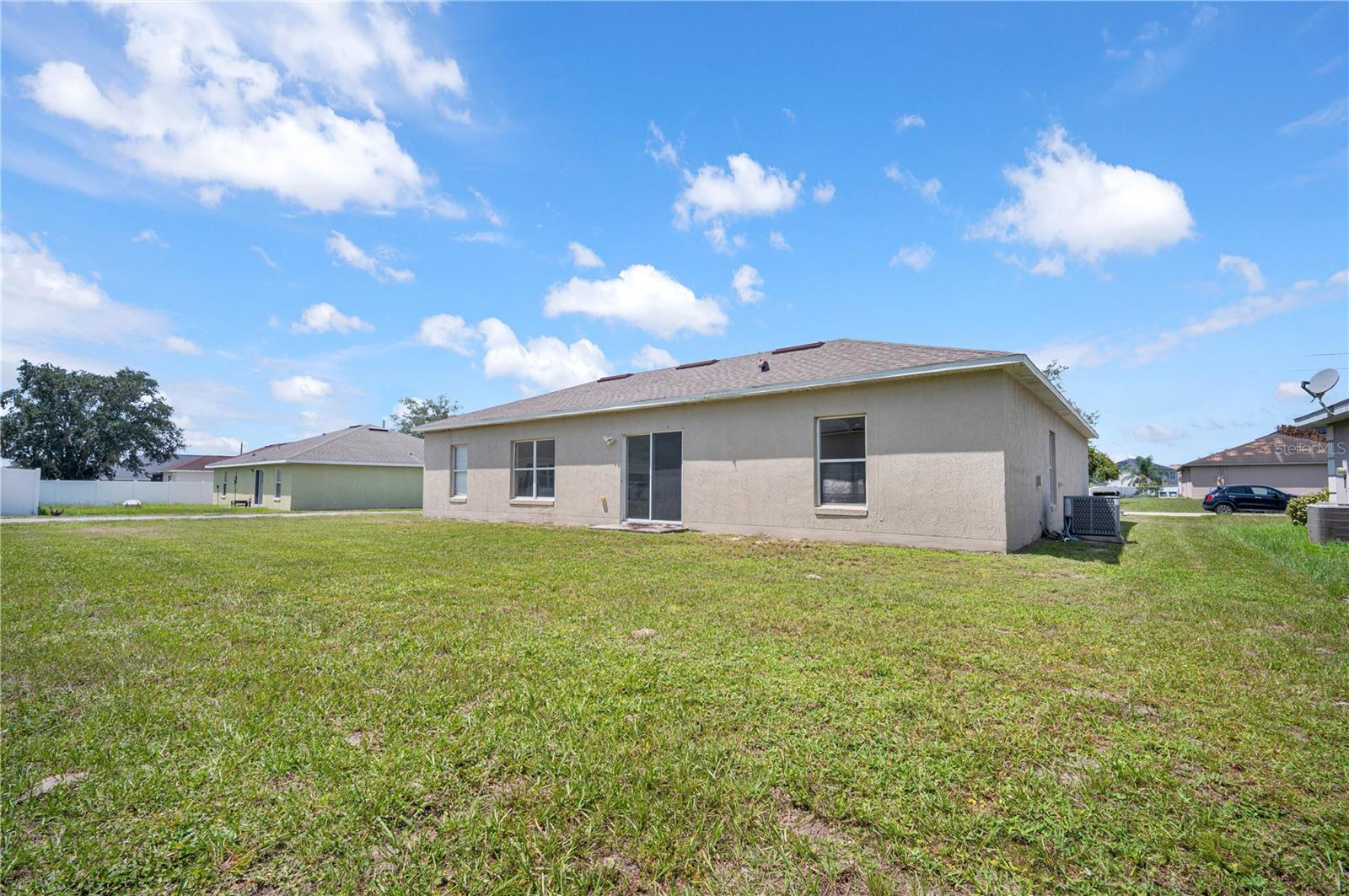 Listing photo 2 for 433 Lakeview Rd
