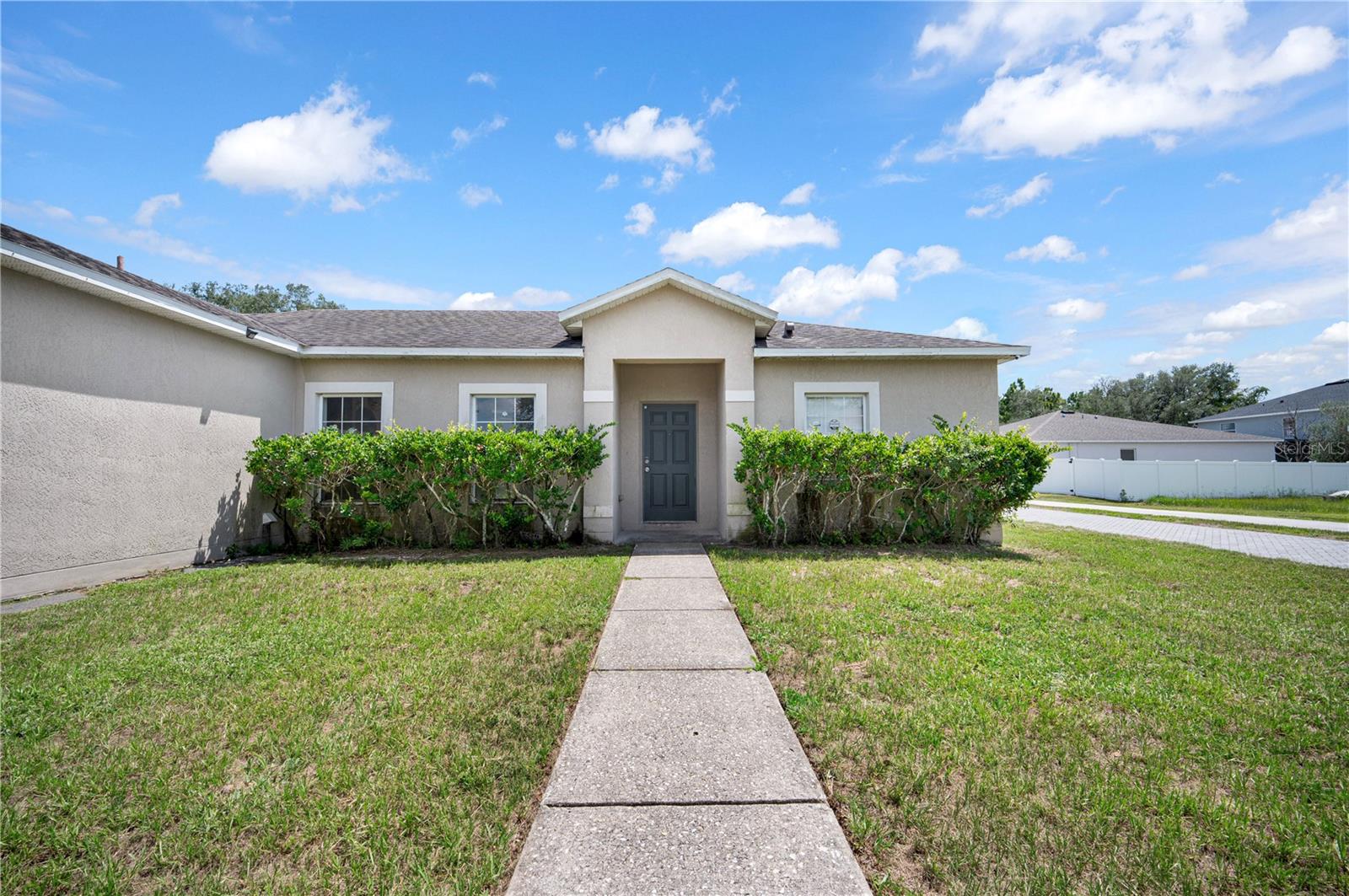 Listing photo 1 for 433 Lakeview Rd