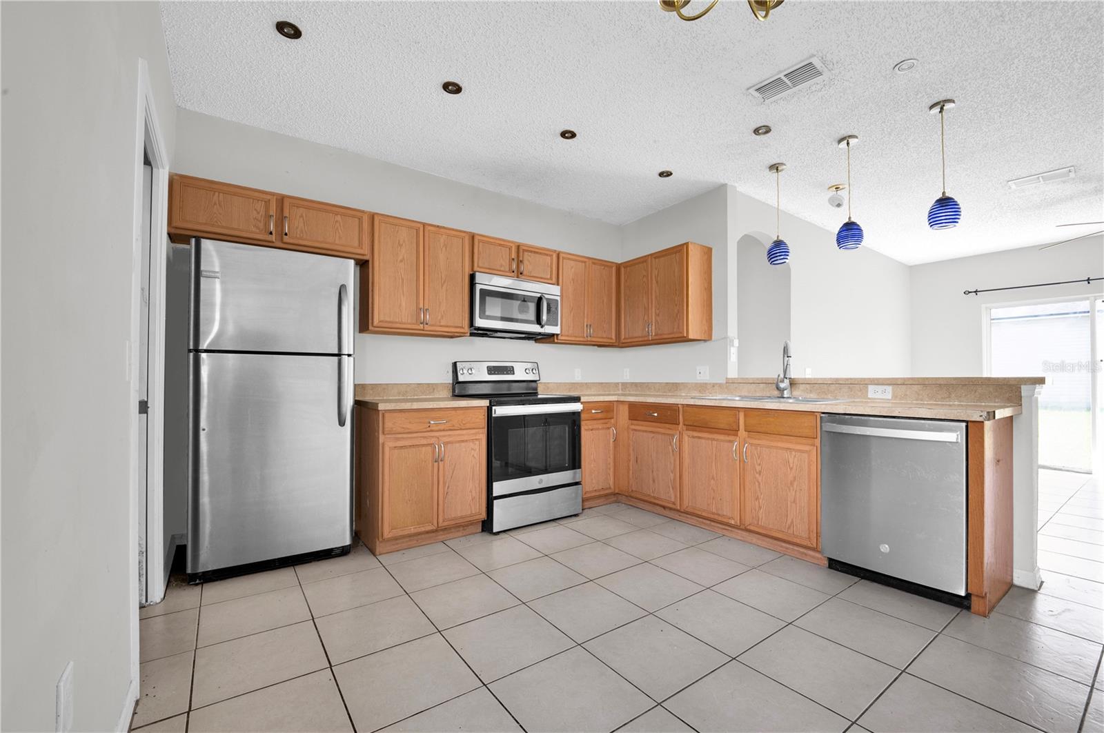 Listing photo 3 for 433 Lakeview Rd