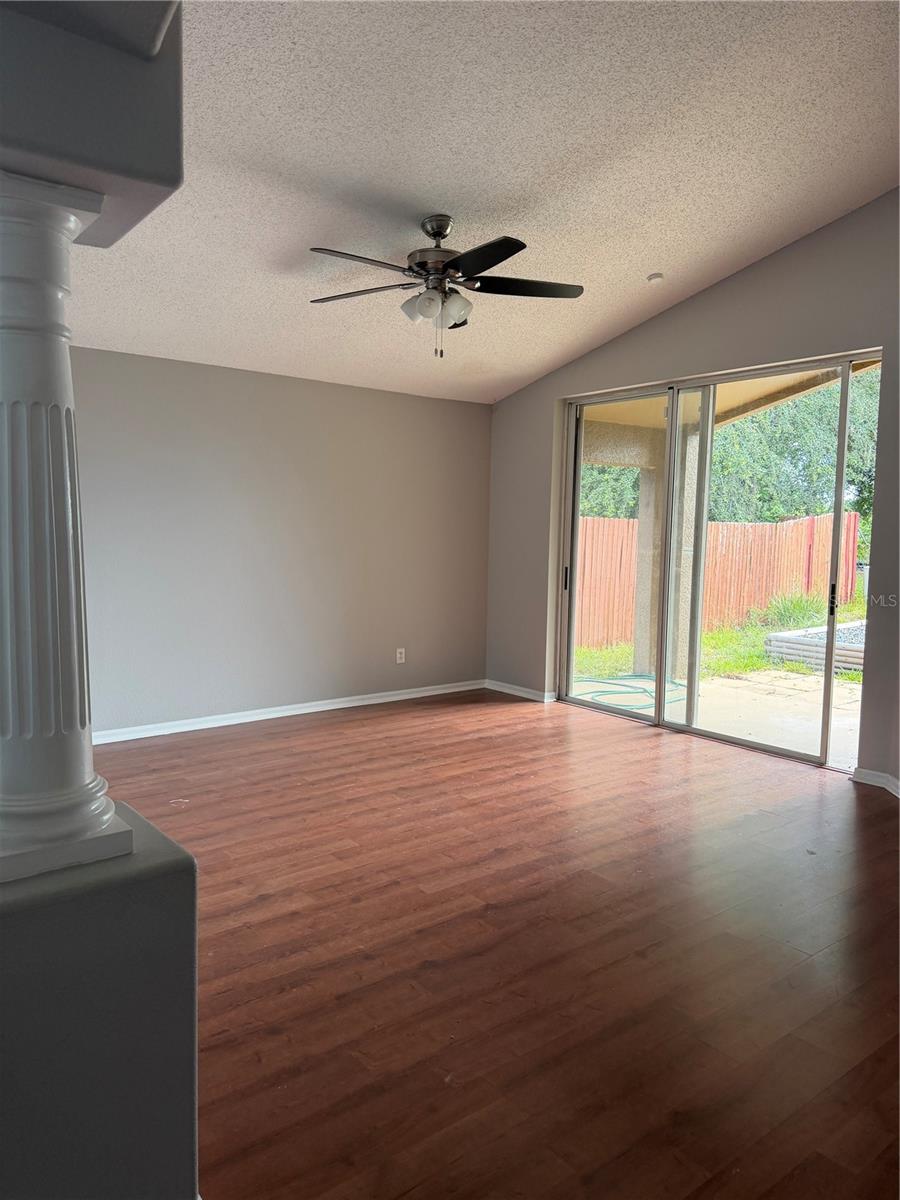 Listing photo 2 for 1079 Stoneham Dr
