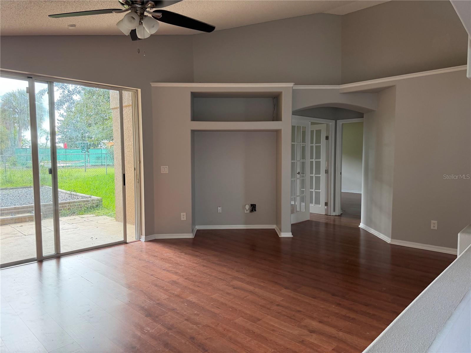 Listing photo 3 for 1079 Stoneham Dr
