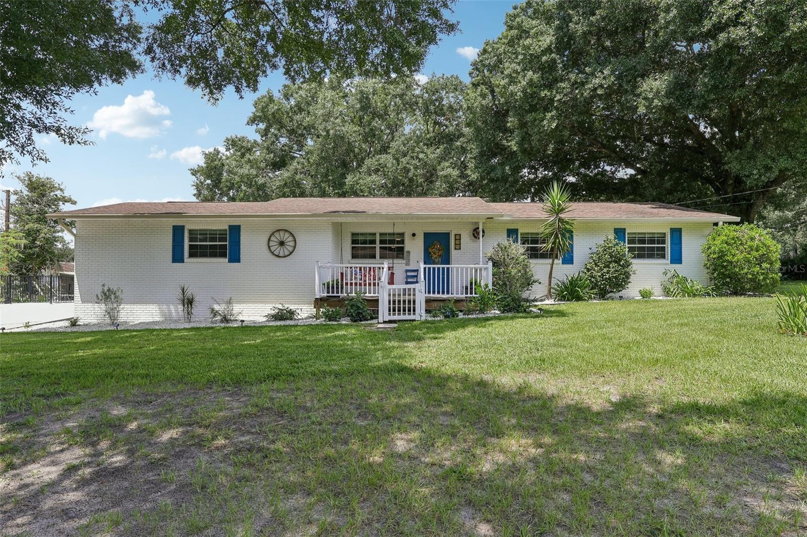 Listing photo 1 for 8904 Clayton Ln