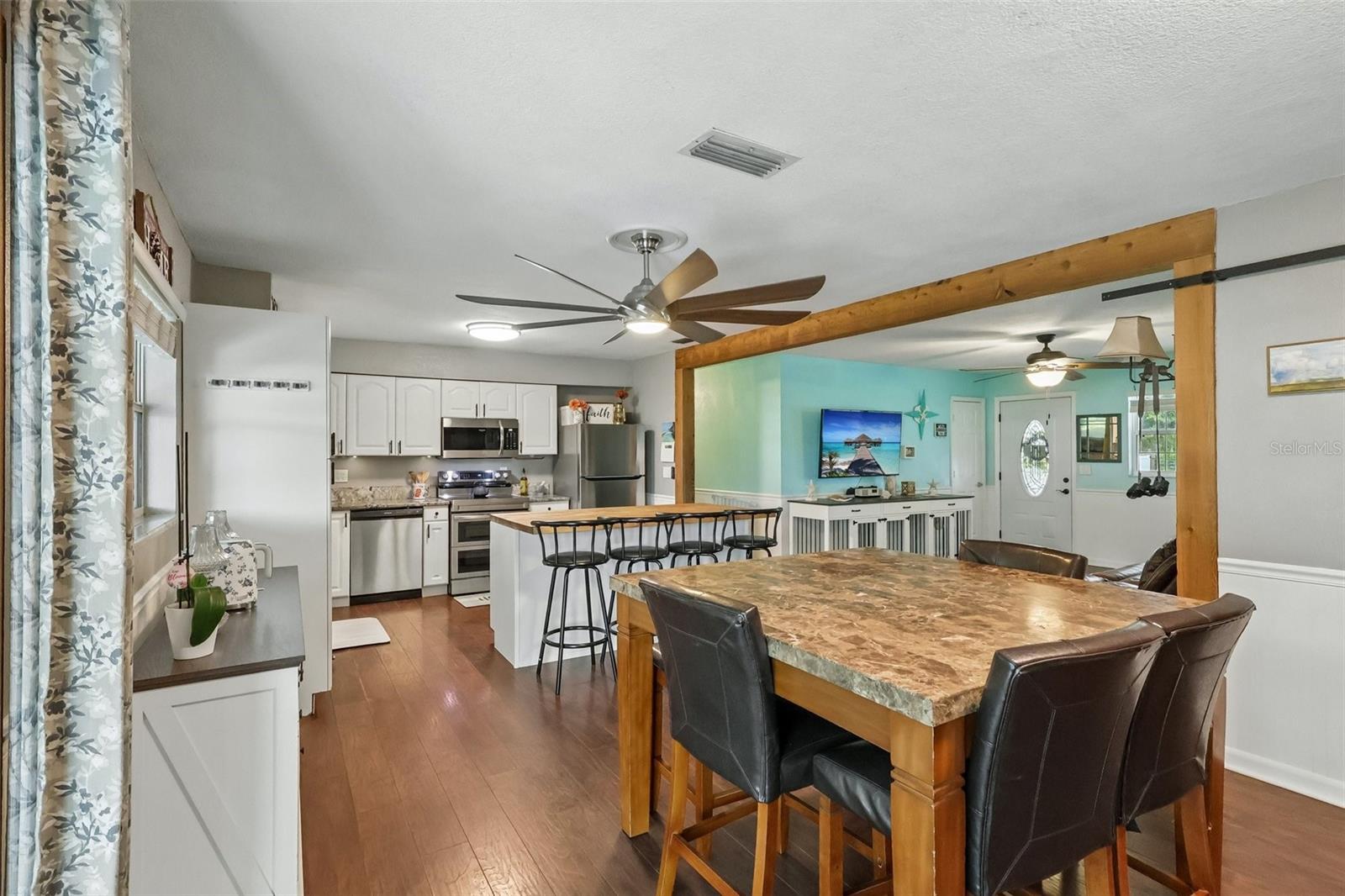 Listing photo 2 for 8904 Clayton Ln