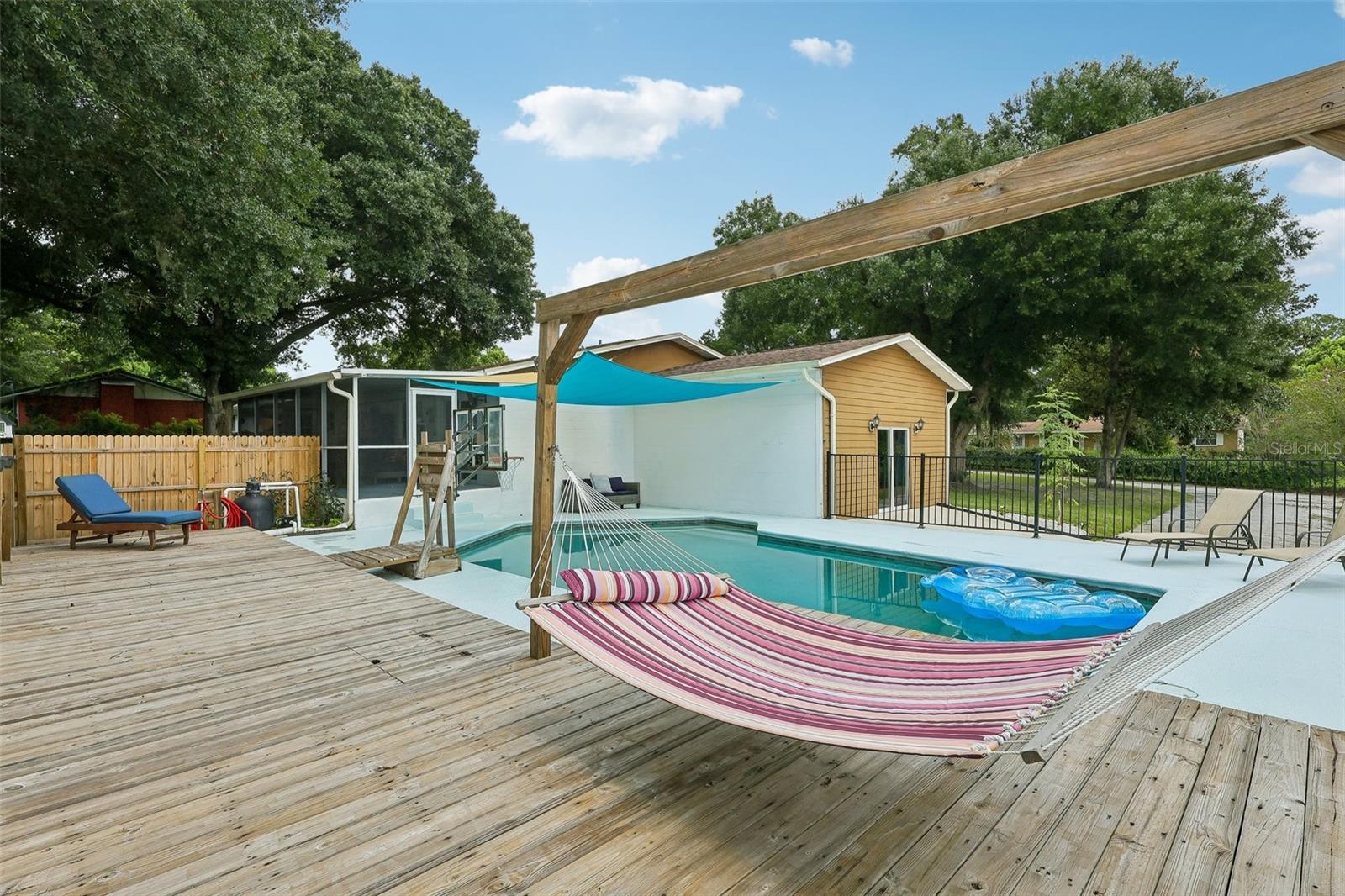 Listing photo 3 for 8904 Clayton Ln