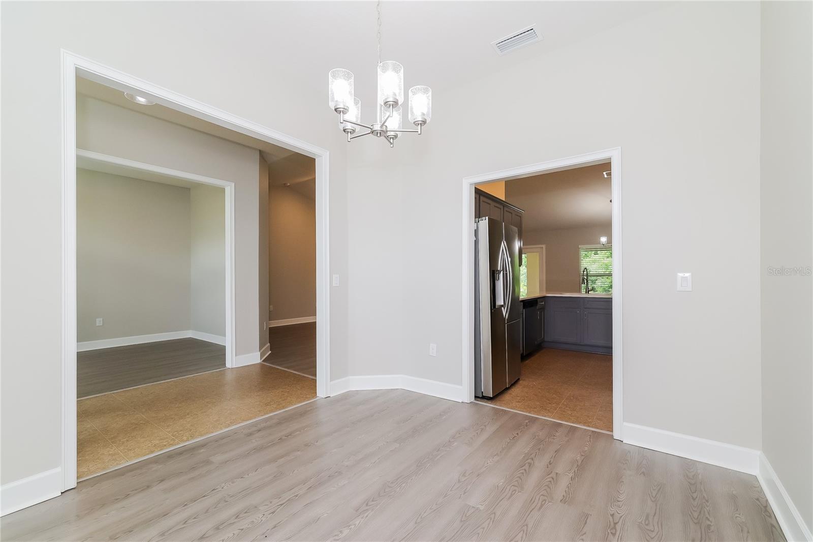 Listing photo 3 for 345 Cimarron Ct