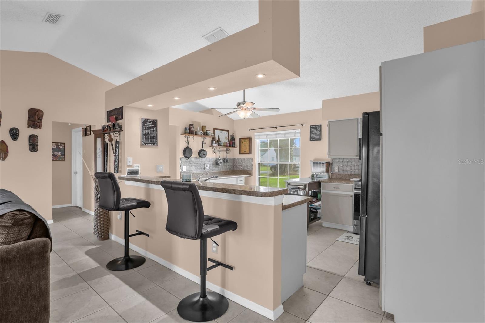 Listing photo 3 for 418 Grovepark Dr