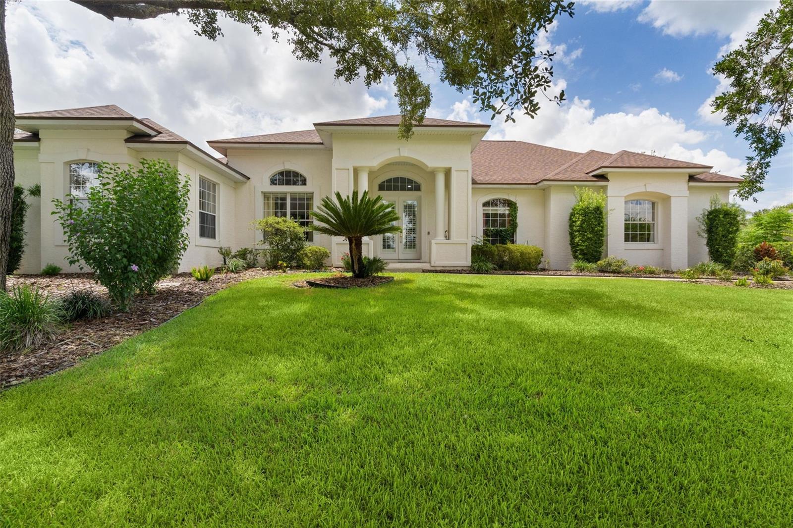 Listing photo 3 for 39407 Treeline Dr