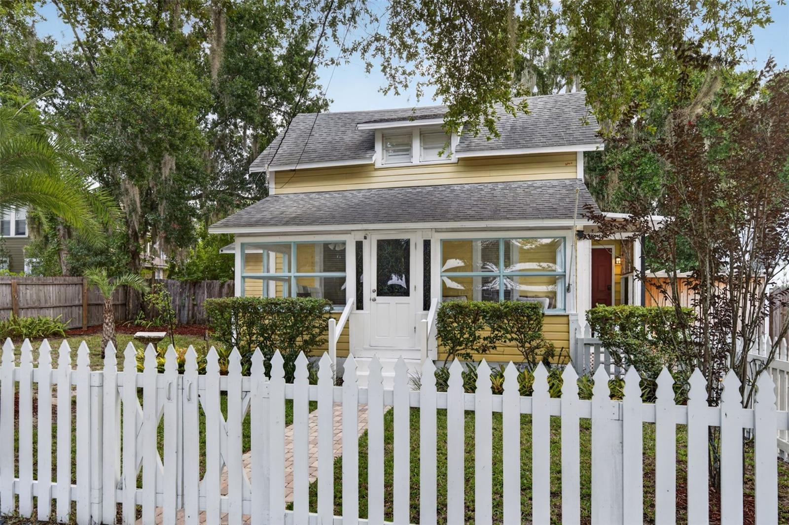 Listing photo 1 for 834 N Alexander St