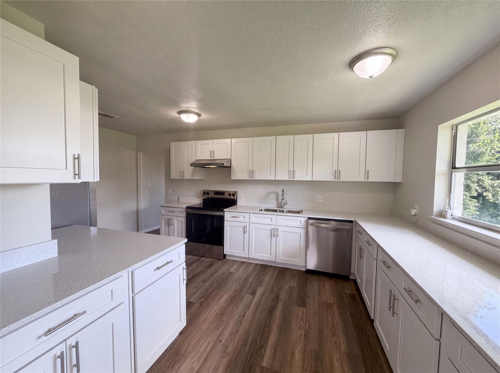 Listing photo 3 for 4918 Denise Ave