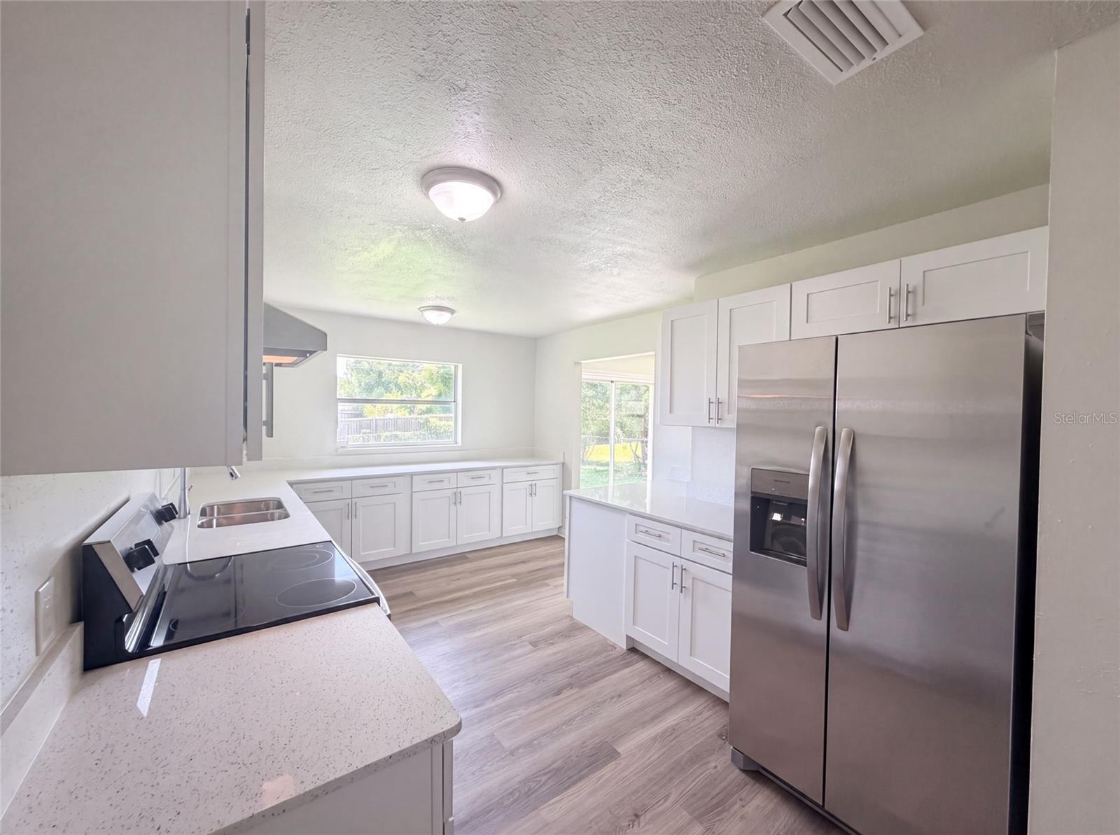 Listing photo 2 for 4918 Denise Ave