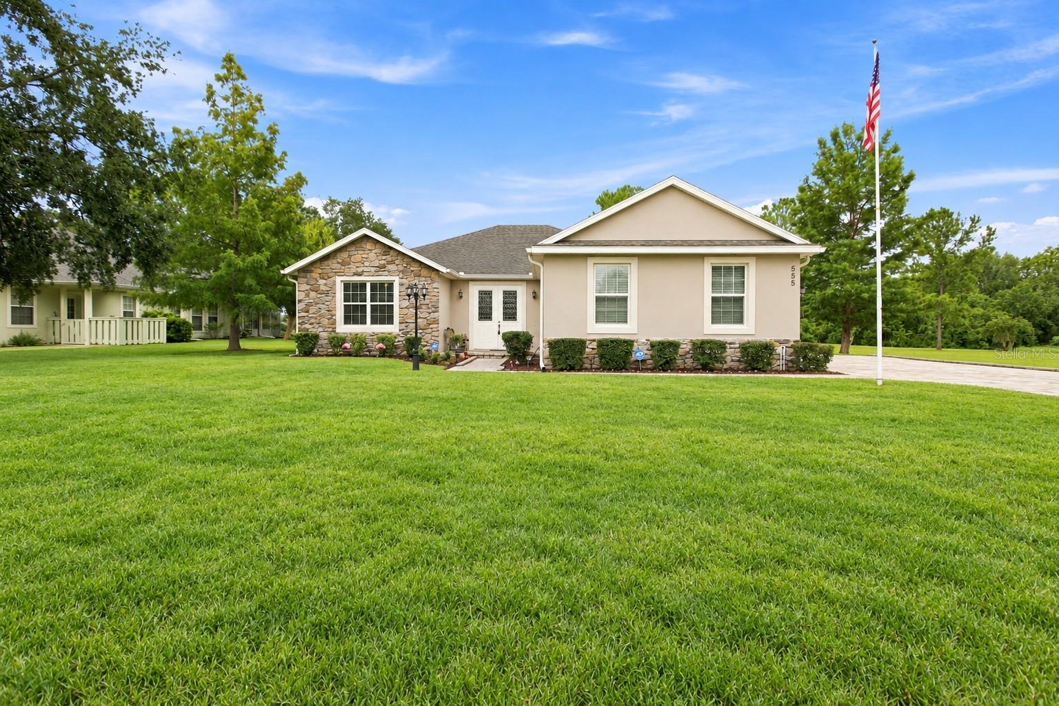 Listing photo 1 for 555 Dowling Cir