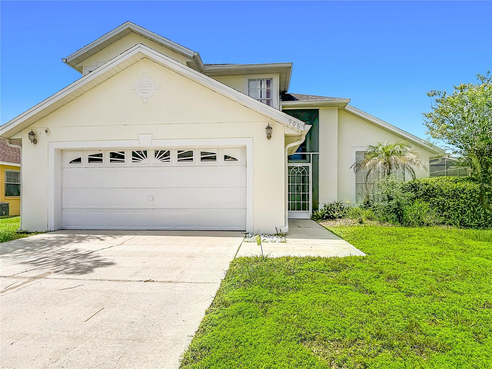 Listing photo 3 for 906 Montana Ave