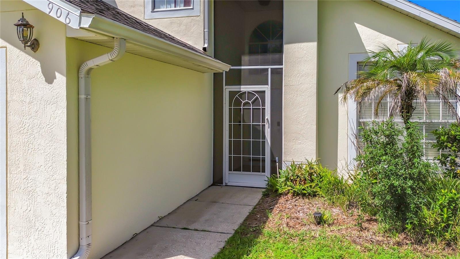 Listing photo 2 for 906 Montana Ave