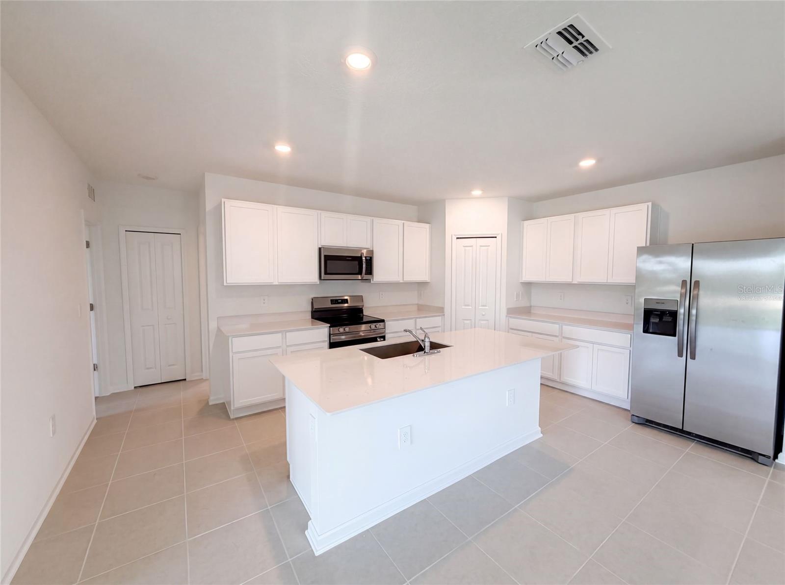 Listing photo 2 for 4373 River Beacon Blvd