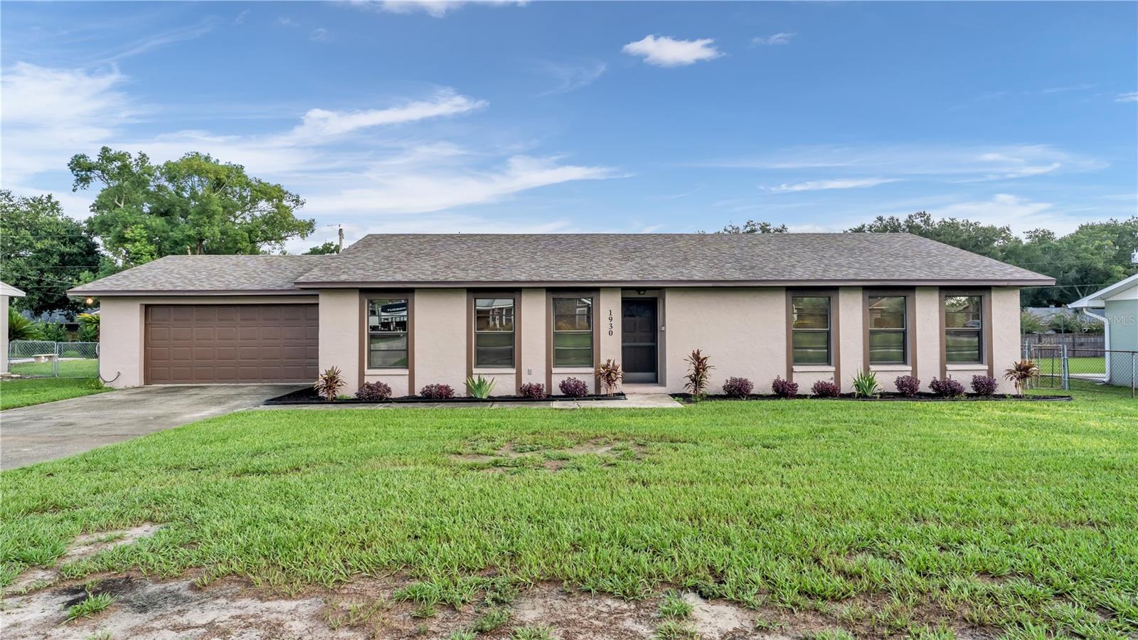 Listing photo 1 for 1930 High Glen Ct S