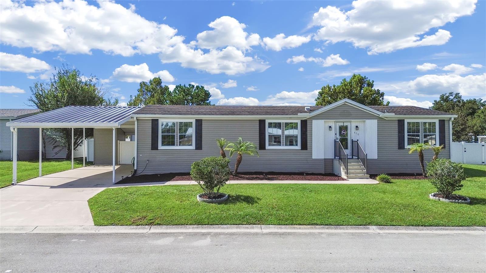 Listing photo 1 for 490 Lindsey Dr