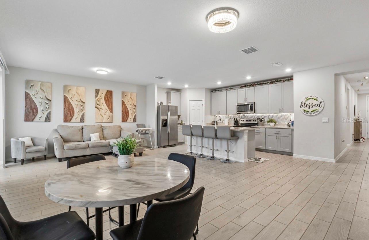 Listing photo 3 for 504 Vista Villages Blvd