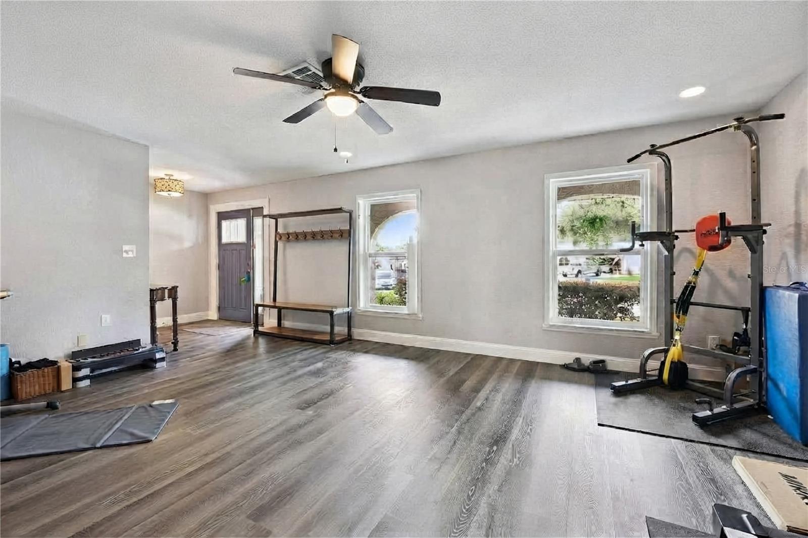 Listing photo 3 for 2228 King Charles Ct