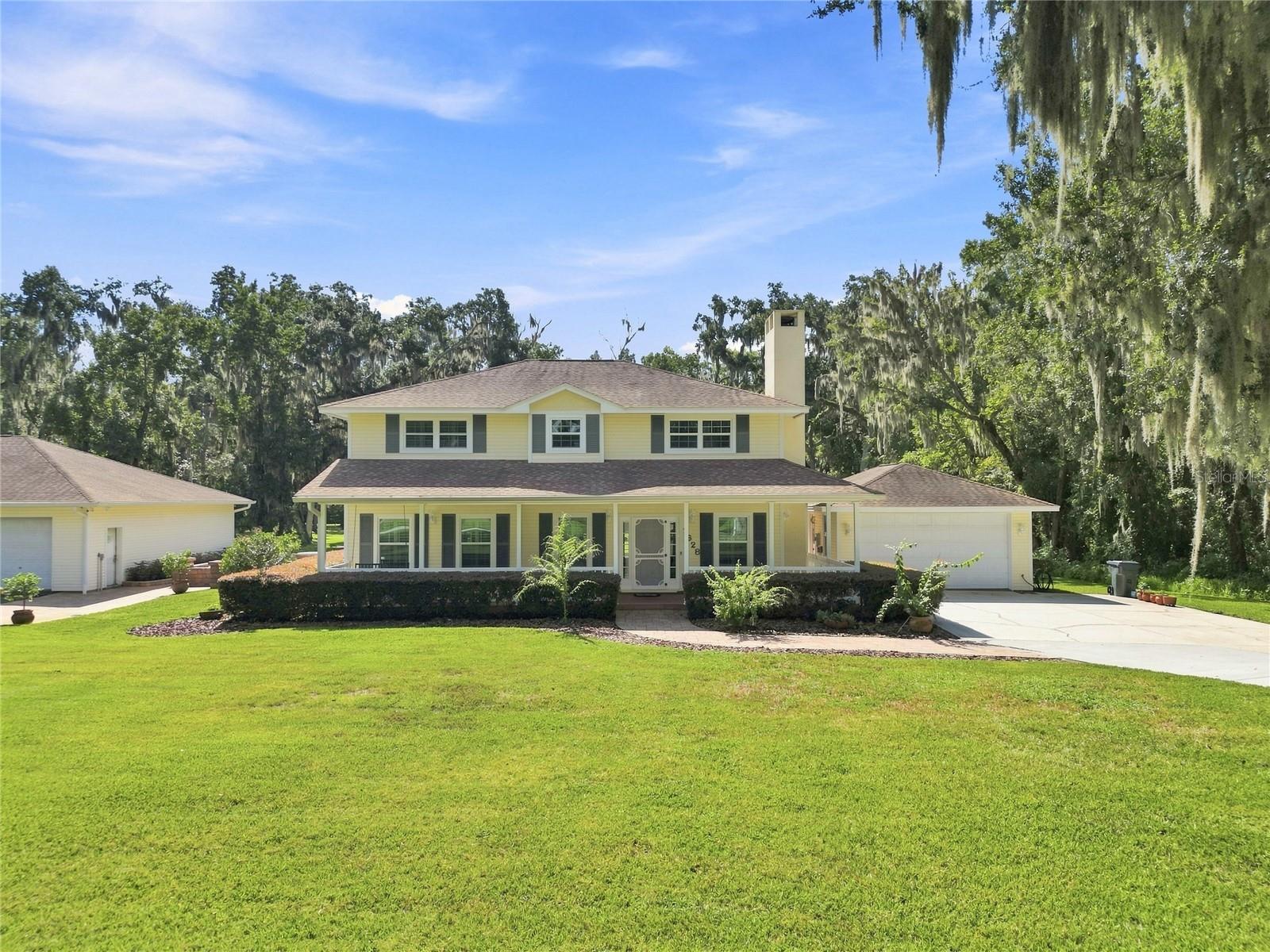 Listing photo 2 for 2628 Longwood Dr