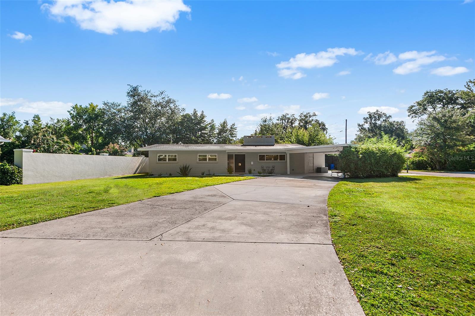 Listing photo 3 for 2624 Easton Ter