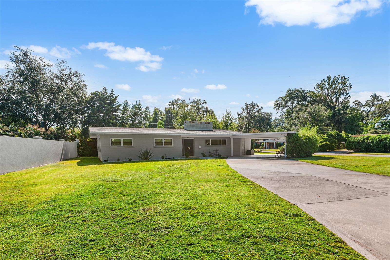Listing photo 2 for 2624 Easton Ter