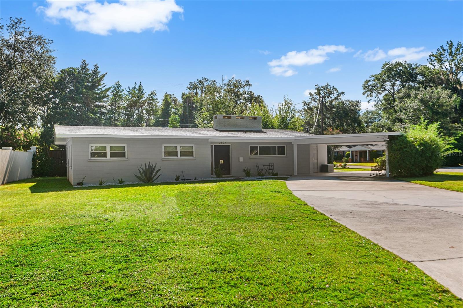 Listing photo 1 for 2624 Easton Ter