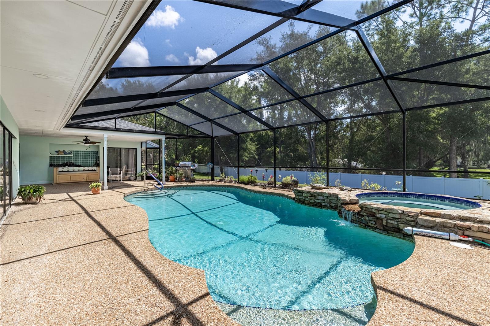 Listing photo 3 for 33816 Spring Dr