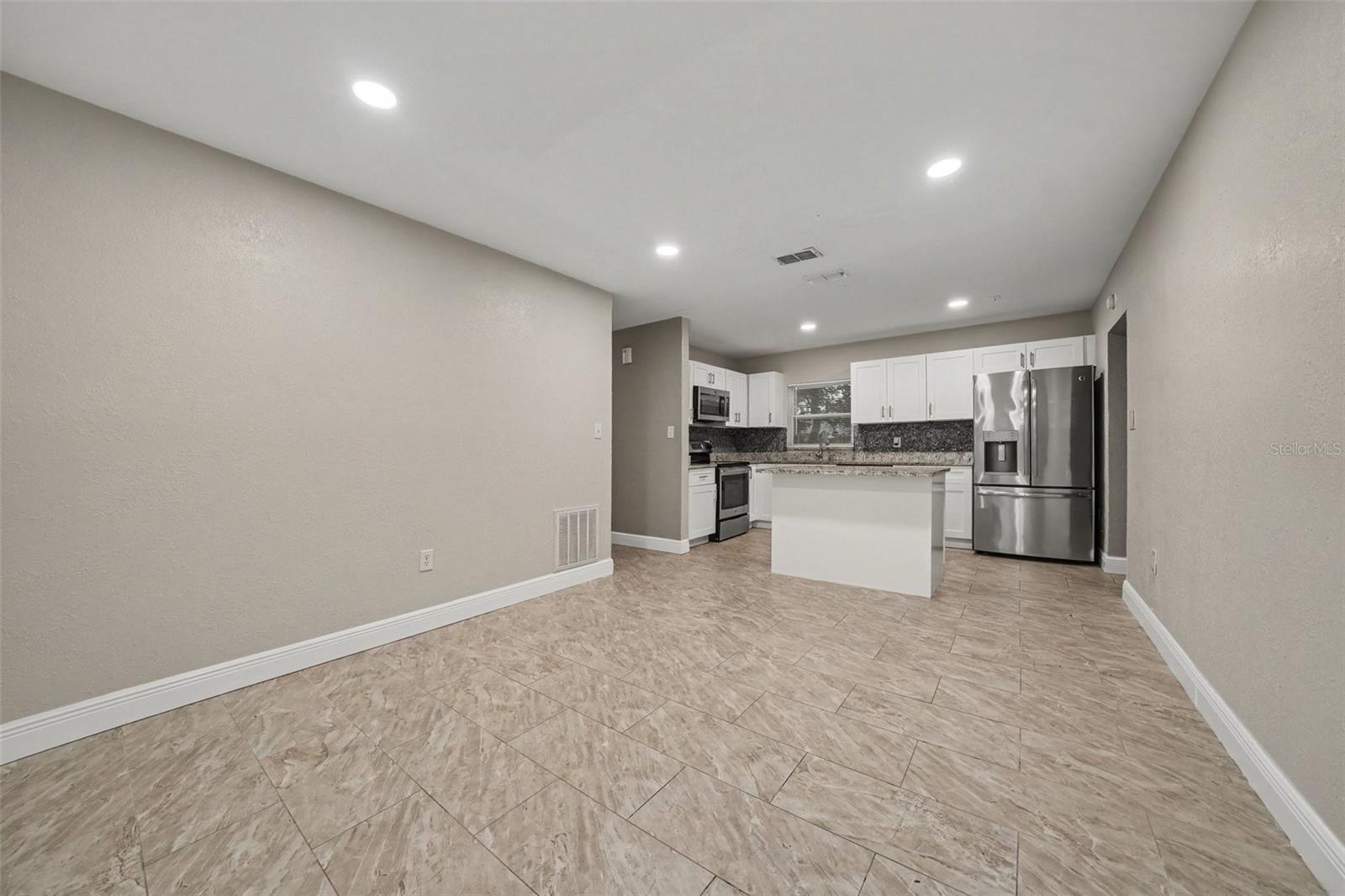 Listing photo 2 for 1339 E Jackson Ave