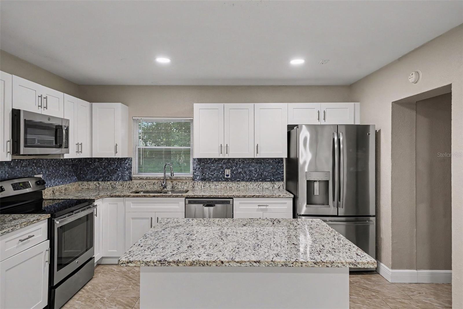 Listing photo 3 for 1339 E Jackson Ave