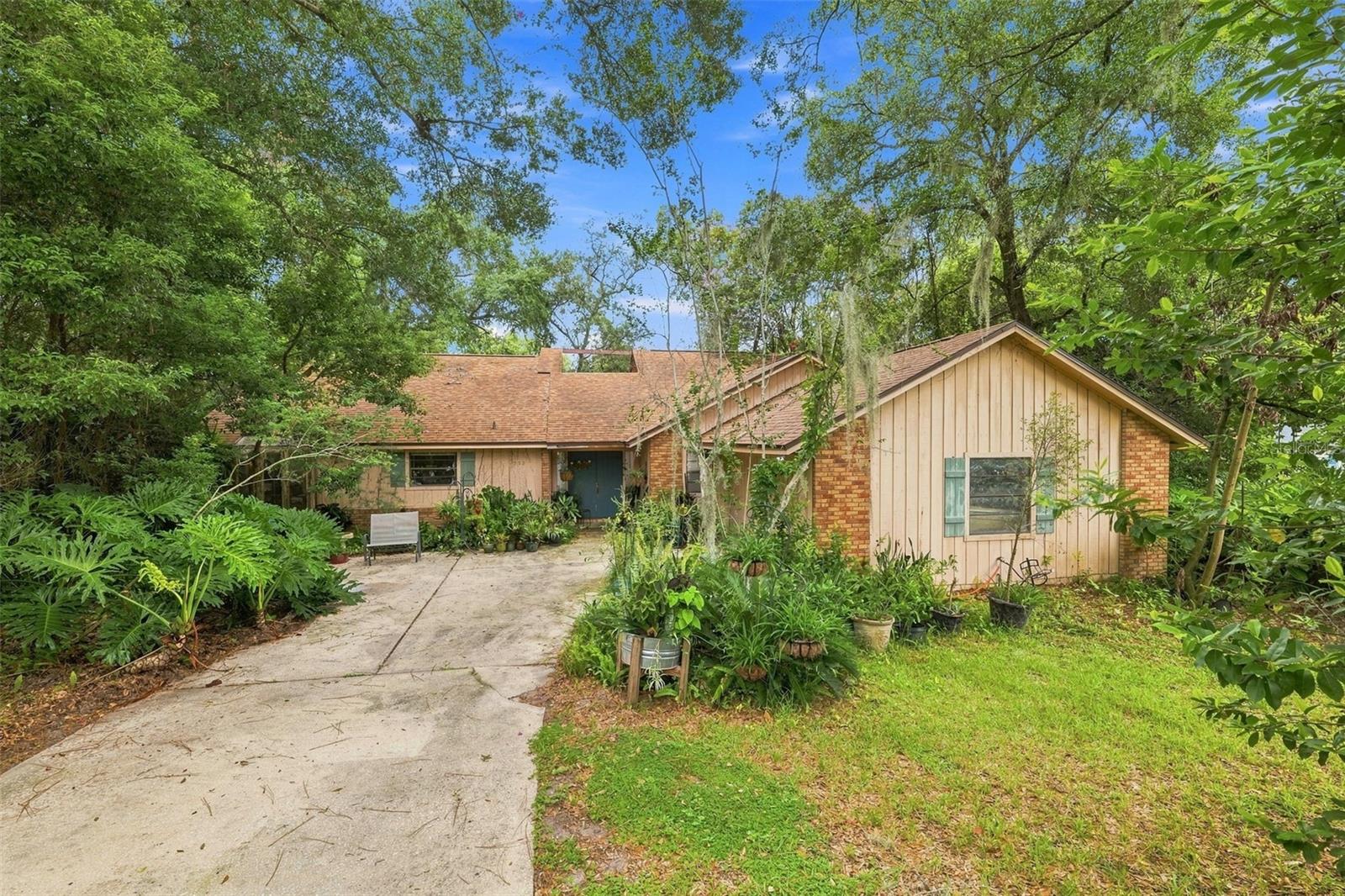552 WHISPERING OAK LANE