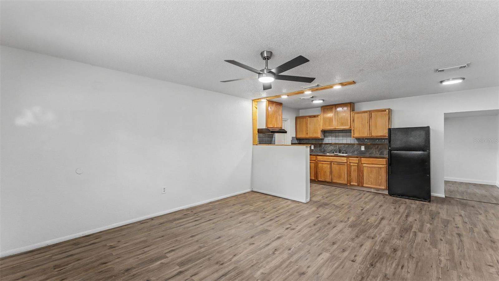 Listing photo 2 for 5039 Layton Ln