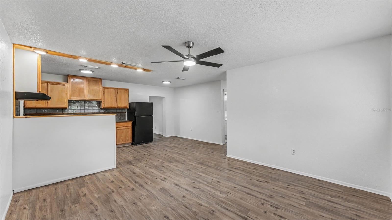 Listing photo 3 for 5039 Layton Ln