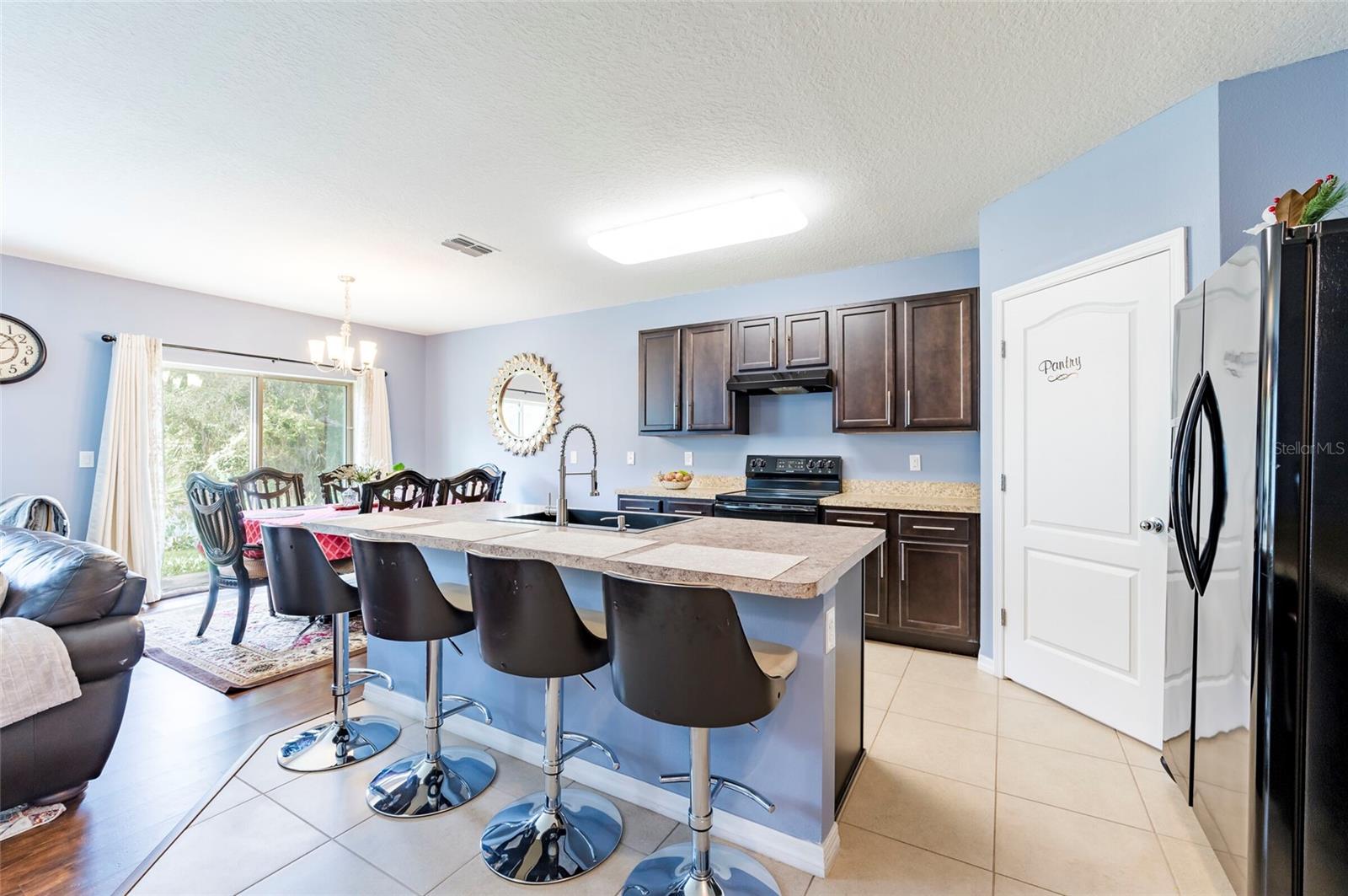 Listing photo 3 for 4162 Roberta Dr