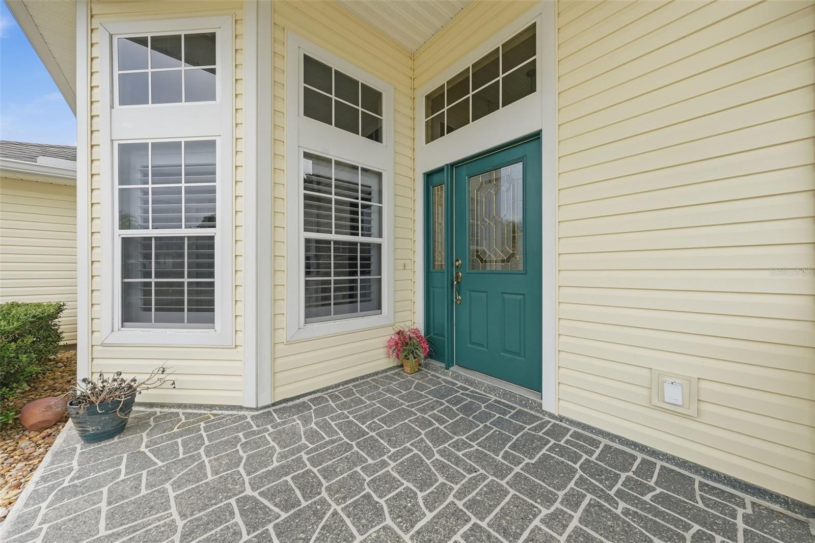 Listing photo 2 for 5596 Freeport Dr