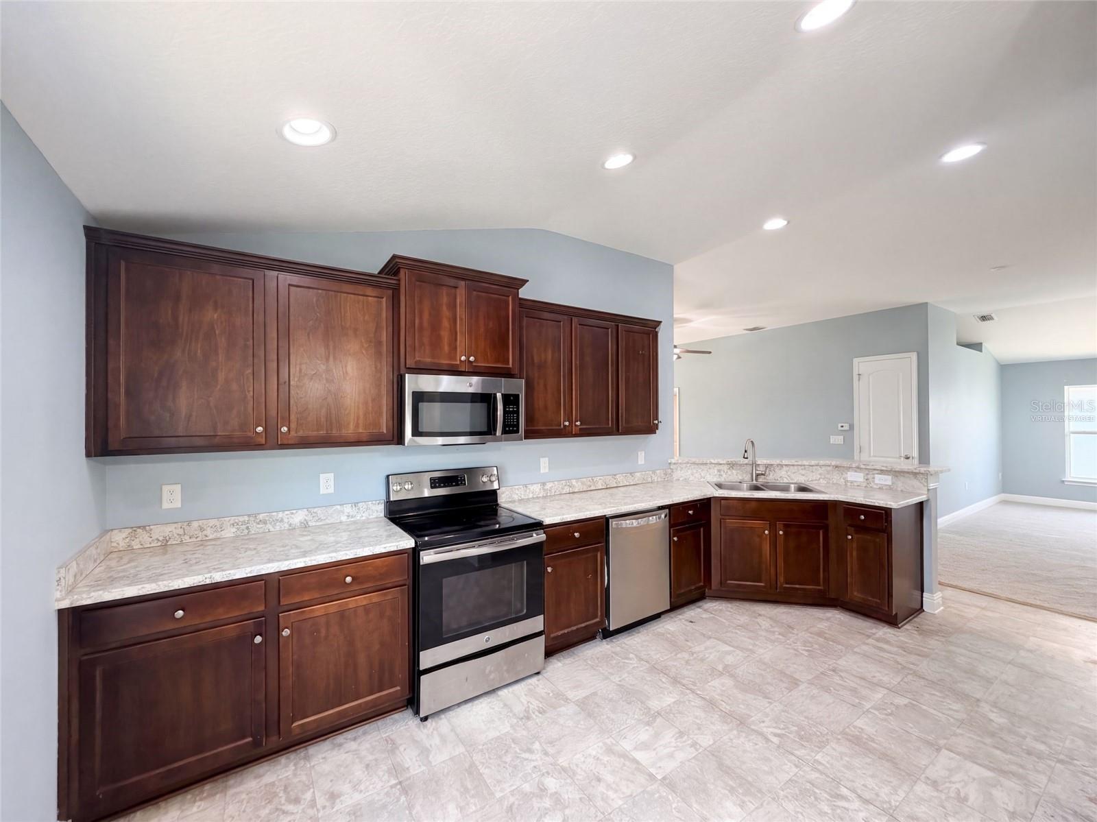 Listing photo 2 for 1229 Longville Cir