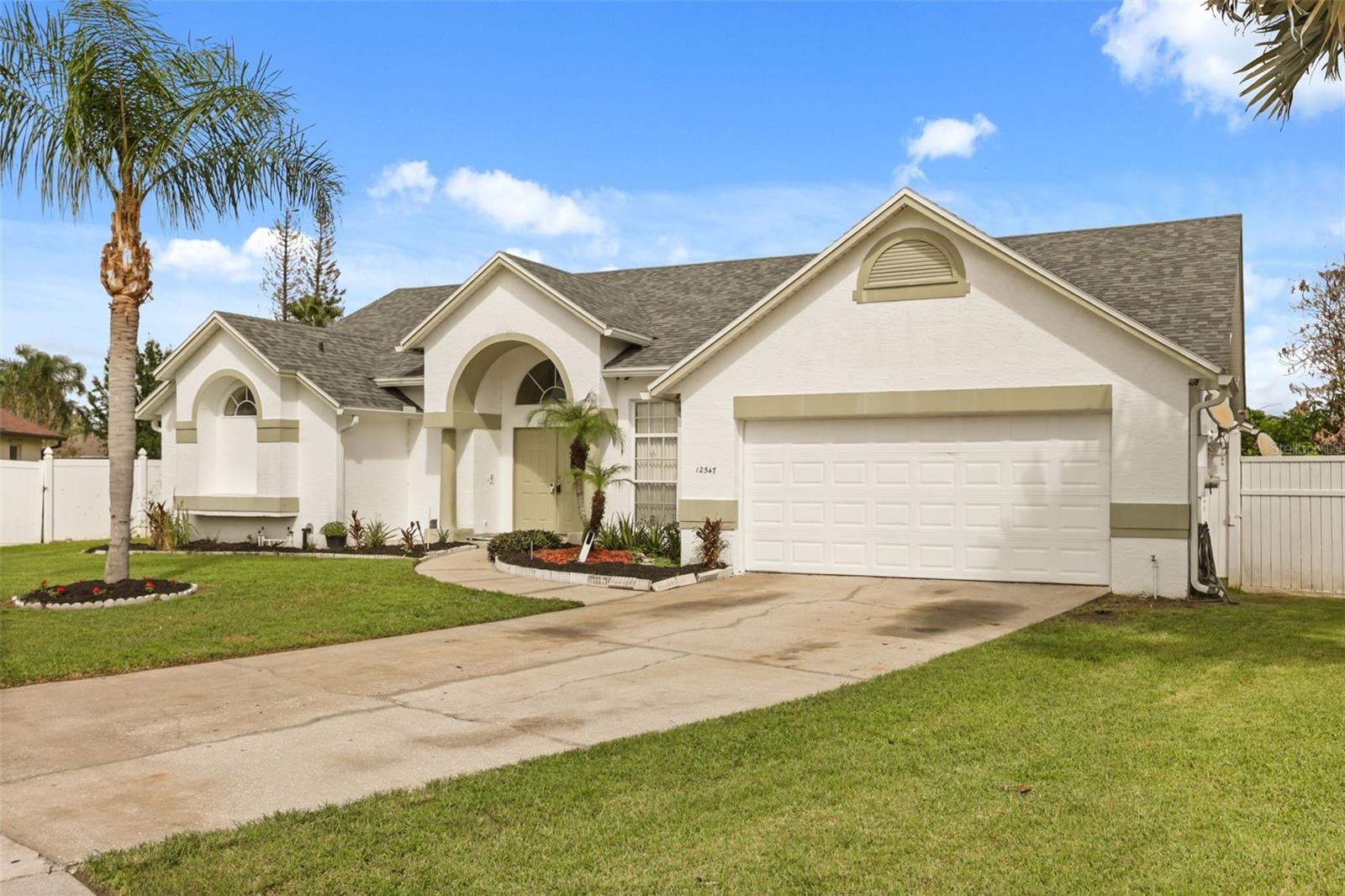 Listing photo 2 for 12547 Westhope Dr