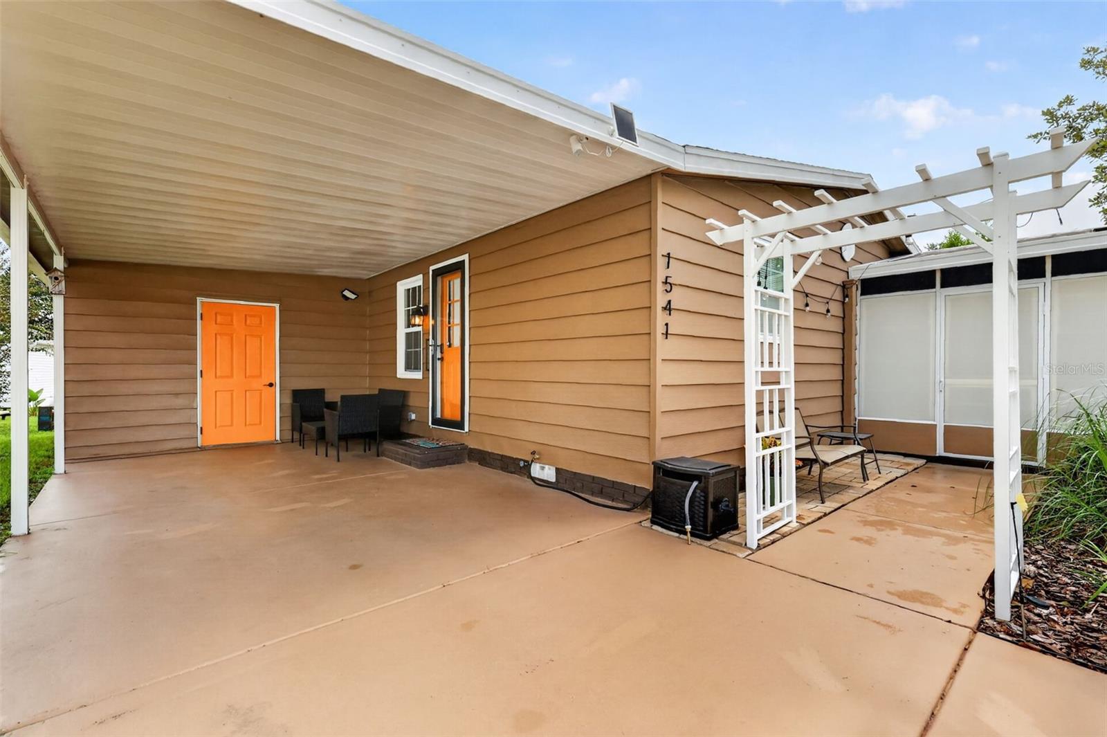 Listing photo 3 for 1541 Doral Cir