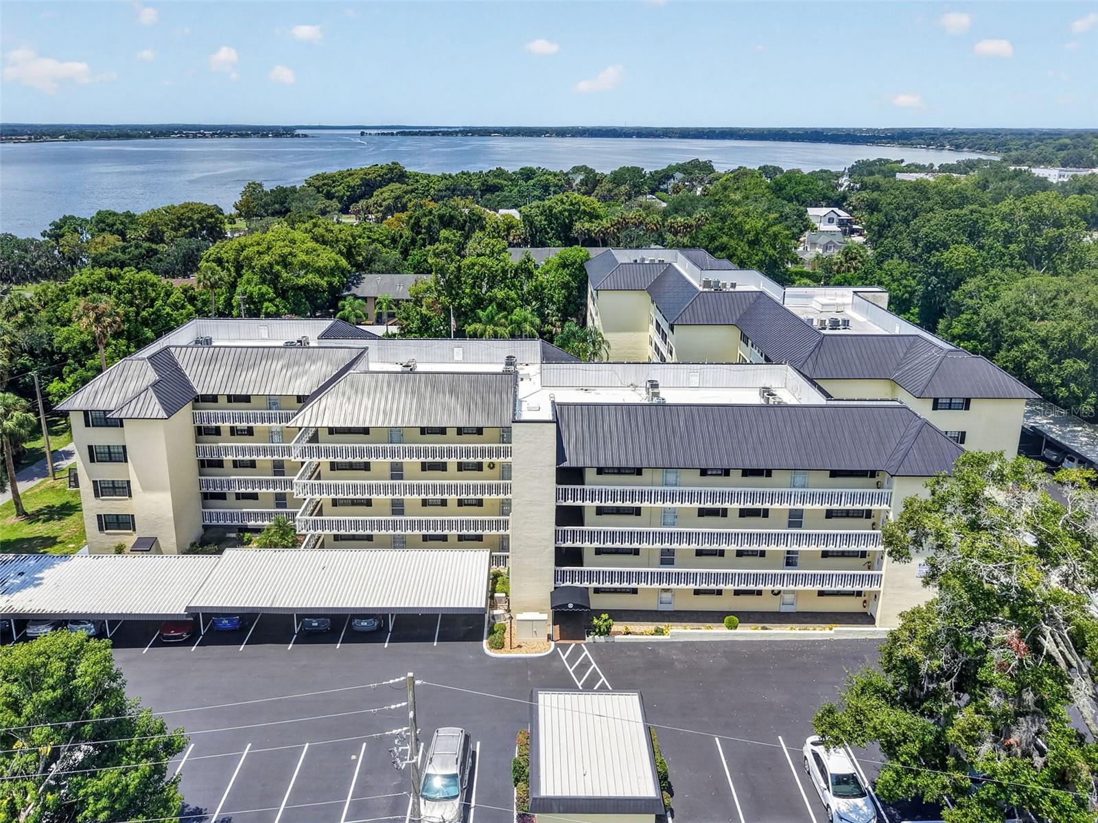 Listing photo 3 for 101 N Grandview St #203