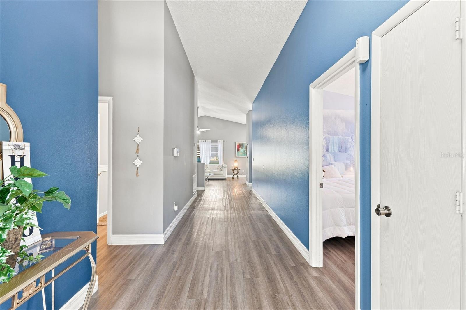 Listing photo 3 for 510 Castlemain Cir