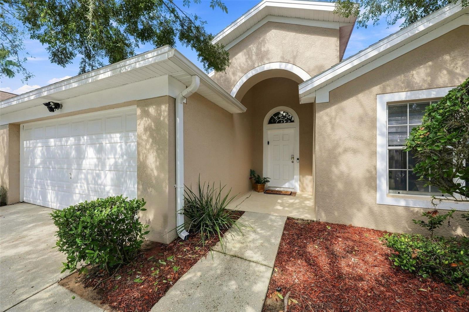Listing photo 2 for 510 Castlemain Cir