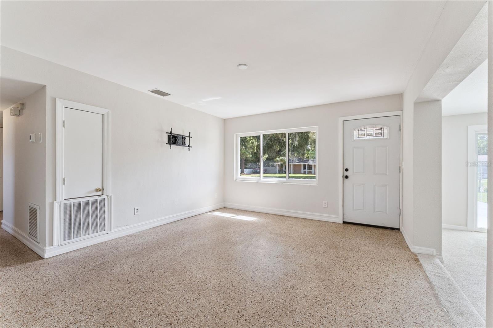 Listing photo 3 for 108 Alexandria Ave