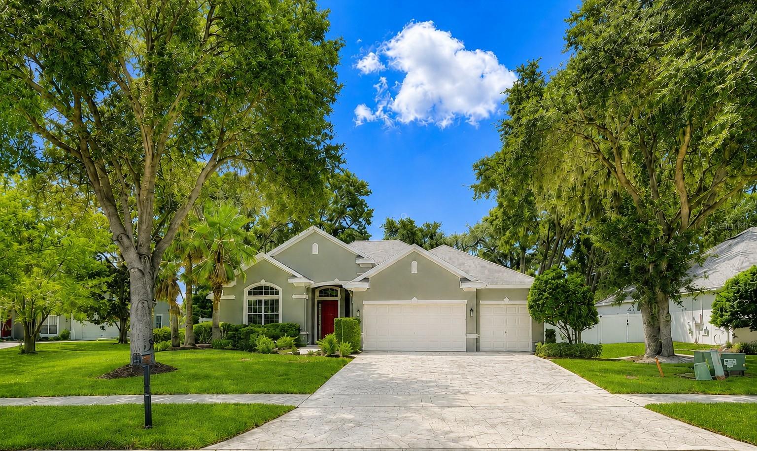 Listing photo 1 for 105 E Blue Water Edge Dr