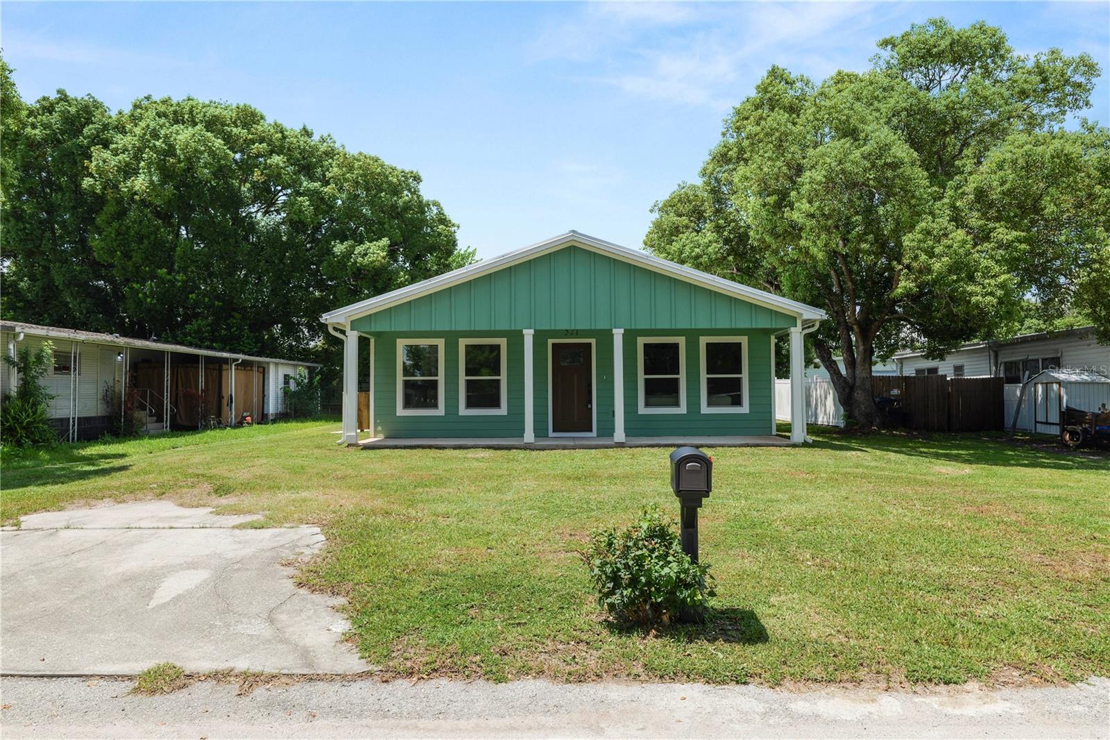 Listing photo 2 for 521 Skyline Dr E