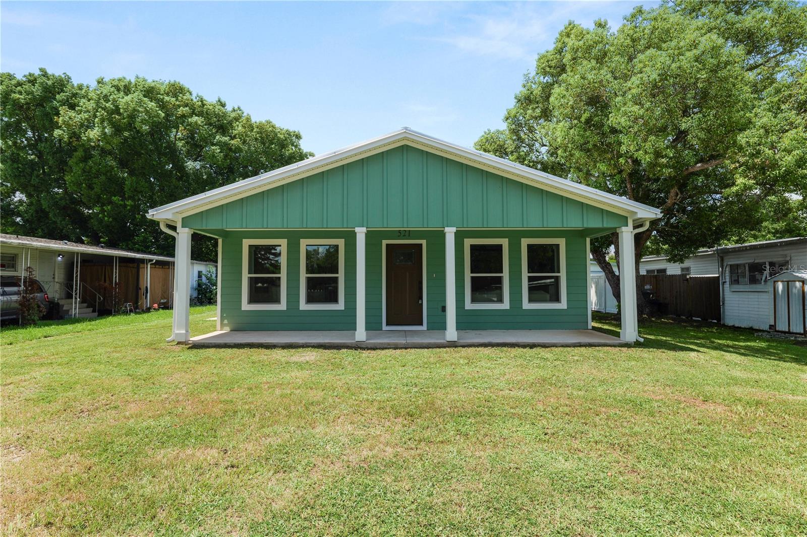 Listing photo 1 for 521 Skyline Dr E